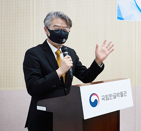 이승정 한국문화예술회관연합회장이 단상에 올라 이야기하고 있다.
