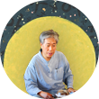 회색 개량 한복을 입은 이호신 화가가 앉아있다. 그의 작품 <한글은 세상의 어둠을 밝히는 별>이 배경으로 있는데, 노란색 달 주위로 우주를 연상케 하는 짙은 남색 배경에 한글과 별이 군데군데 그려져 있다.