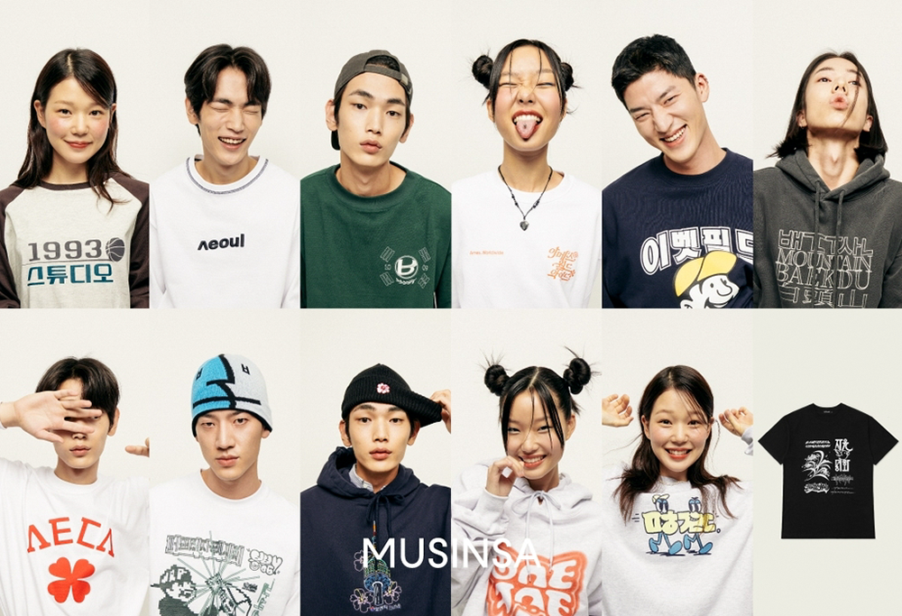 한글 디자인이 새겨진 의류 제품들을 입은 모델들과 옷 사진. 11명의 모델이 저마다 각각 한글 디자인이 새겨진 옷들을 입고 자세를 취하고 있다.