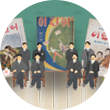 상단 초록색과 하단 옅은 갈색 배경에 『어린이』 잡지 세 권이 놓여있다. 잡지들 앞엔 검은색 양복을 입은 남성들이 양쪽으로 갈라져 있는데, 각각 두 명이 갈색 의자에 앉아있고, 두 명은 뒤에 서 있는 그림이다. 