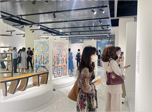 국립한글박물관 한글실험프로젝트 <근대한글연구소> 전시 개막 현장 사진이다. 현장을 찾은 관람객들이 전시 작품들을 보고 있다. 