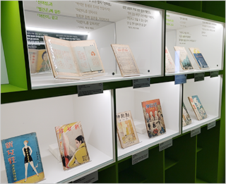 한글 잡지 『어린이』의 창간 100주년을 기념하여 국립한글박물관에서 열리고 있는 기획특별전 <어린이 나라> 현장 사진이다. 전시장에 옛날 책들이 나란히 놓여있다.