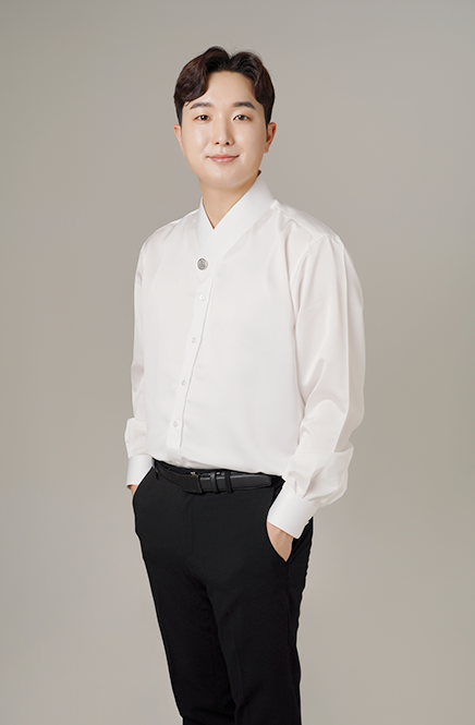 전통음악집단 샛 이민형 대표 사진이다. 흰색 셔츠와 검은색 바지를 입은 이민형 대표가 양쪽 바지 주머니에 손을 넣고 정면을 바라보고 있다.