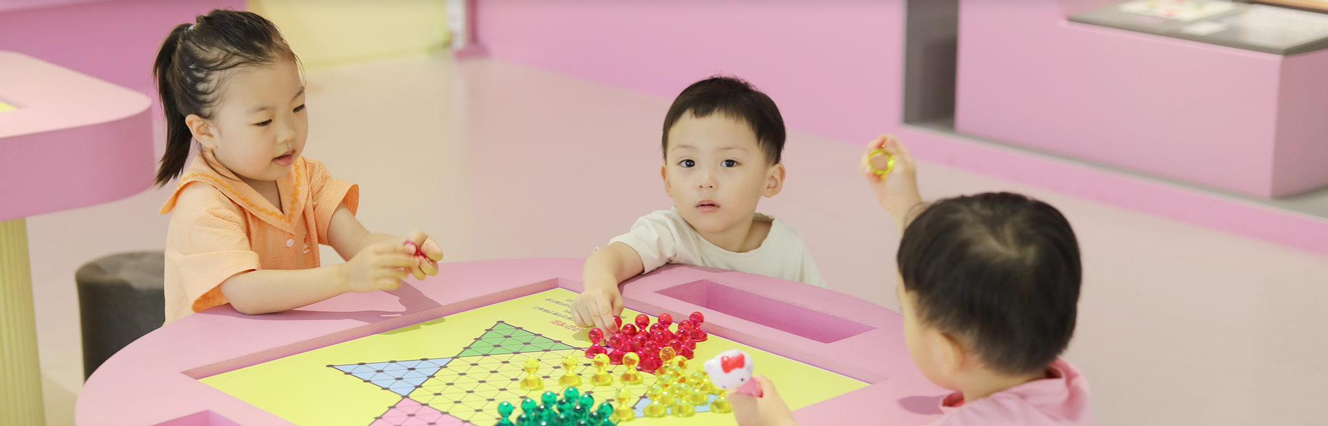 국립한글박물관 한글실험프로젝트 <근대한글연구소> 포스터 사진이다. 자음 ‘ㅎ’이 가운데를 기준으로 나뉘어있는데, 왼쪽엔 까맣게, 오른쪽엔 약간 비스듬히 밑으로 하늘색, 파란색, 연보라색, 보라색 점 등을 이용해 그려져 있다. 