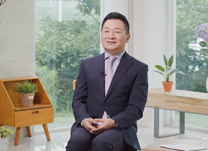 한박튜브 기사 사진. 2023년 국립한글박물관 <화요 한글문화 강좌> 제5회차 강연, 이호섭 작곡가의 ‘대중가요로 읽는 삶과 노래 이야기’ 영상 장면이다. 이호섭 작곡가가 의자에 앉아 이야기하고 있다.