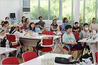 기획 전시 <어린이 나라>와 연계하여 국립한글박물관과 한국방정환재단이 공동으로 기획한 ‘잡지 『어린이』 특집호 만들기’ 현장 사진이다. 어린이들과 학부모들이 함께 앉아 설명을 듣고 있다.