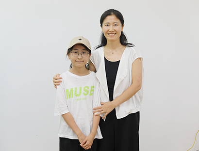 기획 전시 <어린이 나라>와 연계하여 국립한글박물관과 한국방정환재단이 공동으로 기획한 ‘잡지 『어린이』 특집호 만들기’ 현장 인터뷰 사진이다. 왼쪽엔 안경을 쓴 여자 어린이, 오른쪽엔 어머니가 정면을 바라보고 있다.