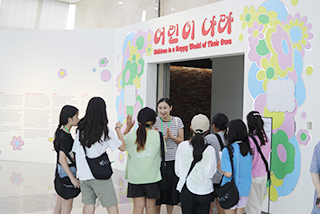 기획 전시 <어린이 나라>와 연계하여 국립한글박물관과 한국방정환재단이 공동으로 기획한 ‘잡지 『어린이』 특집호 만들기’ 현장 사진이다. 어린이들이 입구에서 해설사의 설명을 듣고 있다. 