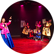 10월 문화가 있는 날 출연단체 극단 가로수포엠의 공연 사진이다. 왼쪽엔 한복을 입은 여성이 양손을 들고 공연하고 있으며, 오른쪽엔 전통 복장을 한 단원들이 각자 책 한권을 들고 공연하고 있다.