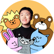 노란색 배경에 숨탄것들 진관우 작가가 검은색 옷을 입고 활짝 웃고 있다. 진관우 작가 주위에는 사자, 곰, 토끼, 너구리, 고양이 등 동물 그림이 진관우 작가를 둘러싸고 있다.