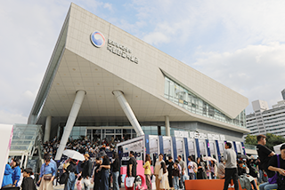2023년 한글날 기간 국립한글박물관 전경 사진이다. 사람들이 국립한글박물관 입장을 기다리고 있다.