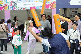 2023년 한글날 국립한글박물관 전경 사진이다. 어린아이들이 윷놀이하며 행사를 즐기고 있다.
