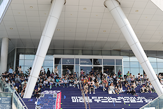 2023년 한글날 기간 국립한글박물관 전경 사진이다. 사람들이 국립한글박물관 입구 앞에 앉아있다.