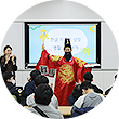 특수학급 학생들을 대상으로 한 한글문화 체험 교육 <세종의 친구, 한글 지킴이>의 시범 현장 사진이다. 임금님 복장을 한 강사가 왼손에 책을 들고 오른손은 옆으로 뻗으며 학생들을 가르치고 있고, 왼쪽엔 한 여성이 손뼉을 치고 있다.