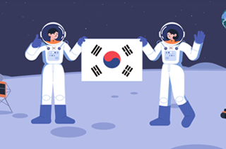 흰색 우주복을 입은 남성과 여성이 달 위에서 태극기를 들고 서 있는 그림이다. 왼쪽 남성은 왼손으로 태극기 왼쪽을 잡고 오른손으로 엄지손가락을 치켜들고 있으며, 오른쪽 여성은 오른손으로 태극기 오른쪽을 들고 왼손은 손가락을 모두 편 채로 흔들고 있다. 