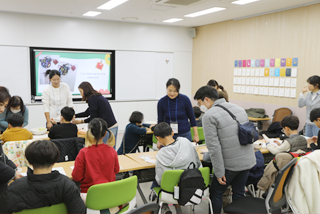 특수학급 학생들을 대상으로 한 한글문화 체험 교육 <세종의 친구, 한글 지킴이>의 시범 현장 사진이다. 학부모들과 어린이들, 강사들이 이야기를 나누고 있다.