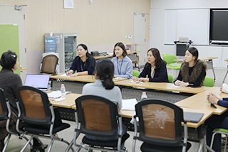 특수학급 학생들을 대상으로 한 한글문화 체험 교육 <세종의 친구, 한글 지킴이>의 자문회의 현장 사진이다. 국립한글박물관 관계자들과 특수교육 및 박물관 교육 전문가들이 이야기를 나누고 있다.