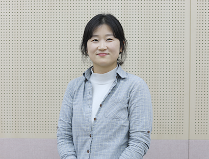 특수학급 학생들을 대상으로 한 한글문화 체험 교육 <세종의 친구, 한글 지킴이>의 미니 인터뷰 사진이다. 한희진 서울역사박물관 교육대외협력과 학예연구사가 정면을 바라보고 있다.