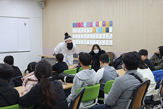 특수학급 학생들을 대상으로 한 한글문화 체험 교육 <세종의 친구, 한글 지킴이>의 시범 현장 사진이다. 턱수염 분장과 흰색 옛 복장을 한 강사가 어린이들을 학생들을 교육하고 있다.