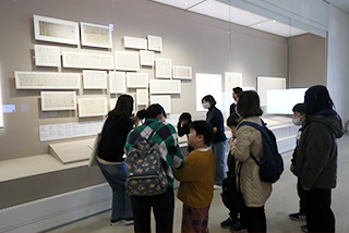 특수학급 학생들을 대상으로 한 한글문화 체험 교육 <세종의 친구, 한글 지킴이>의 상설 전시와 연계 교육 활동 모습이다. 학부모들과 어린이들이 전시품을 보고 있고, 해설사가 전시품에 관해 설명하고 있다.