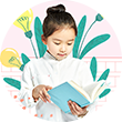 한 여자아이가 책을 펼쳐 읽고 있다. 머리는 깔끔하게 올려 묶었으며 흰색 옷을 입고 있다. 아이 주변으로는 전구 모양의 꽃이 그려져 있다. 아이 뒤로는 분홍색 배경 위에 원고지가 펼쳐져 있다.