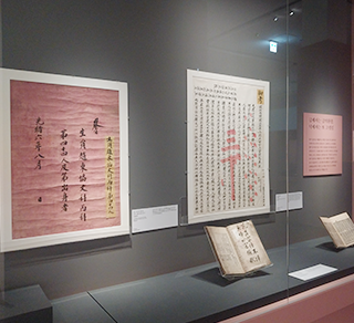한글 노래 『한양가』를 중심 주제로 한 기획특별전 <서울 구경 가자스라, 한양가> 전시 현장 사진이다. 벽장에 여러 전시품이 전시돼 있다.