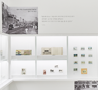 한글 노래 『한양가』를 중심 주제로 한 기획특별전 <서울 구경 가자스라, 한양가> 전시 현장 사진이다. 하얀 바닥과 하얀 벽들이 눈에 띄는데, 벽에는 갖가지 전시품들이 전시돼 있다.