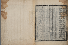 펼쳐진 연갈색의 옛날 책의 오른쪽에 세로로 옛 한글과 한자가 빼곡하게 적혀있다. 왼쪽에는 아무런 글자도 없다.