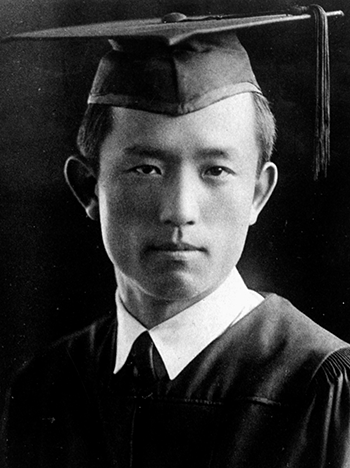 학사모를 쓰고 학사복을 입은 채 정면을 보고 있는 윤동주의 사진이 있다.