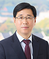 포럼 첫째 날 기조 발표자 윤종수 사진이다. 안경을 쓰고 정장을 입은 윤종수 세계자연보전연맹(IUCN) 한국위원회 회장의 사진이 있다.