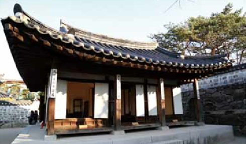삼각동도편수이승업가옥의 사랑채이다. 건물은 낮고 넓은 구조로, 지붕은 곡선 형태로 우아하게 솟아있다. 건물의 기둥은 나무로 되어 있으며, 기둥 사이에는 종이로 된 창문이 있다. 주변에는 돌담과 나무들이 있다.
