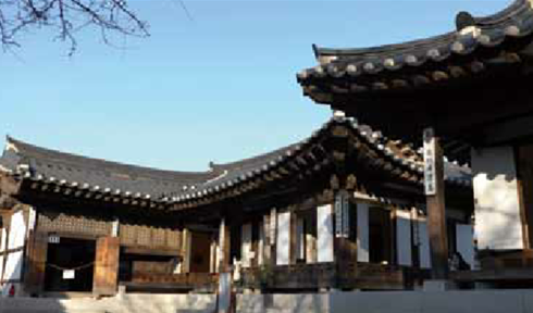 삼각동도편수이승업가옥의 안채이다. 중앙에는 두 개의 건물이 나란히 있으며, 각 건물의 지붕은 곡선 형태로 우아하게 솟아있다. 