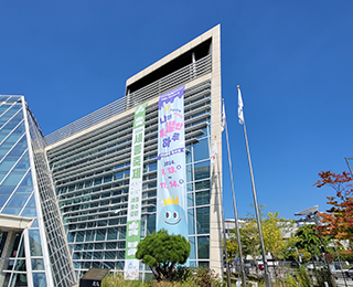 한글놀이터 순회전 ‘나의 특별한 하루’ 전경 사진이다. 세종시 박연문화관 외벽에 ‘나의 특별한 하루’ 전시 현수막이 크게 붙어있다. 현수막 배경은 하늘색이고 보라색과 분홍색으로 ‘나의 특별한 하루’ 전시 제목이 쓰여있다. 맨 하단에는 왕관을 쓴 귀여운 캐릭터가 방긋 웃고 있다.