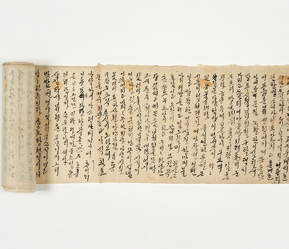 내방가사 ‘잊지 못할 내 딸이라’ 사진이다. 두루마리에 빼곡하게 한글이 손글씨로 적혀 있다.