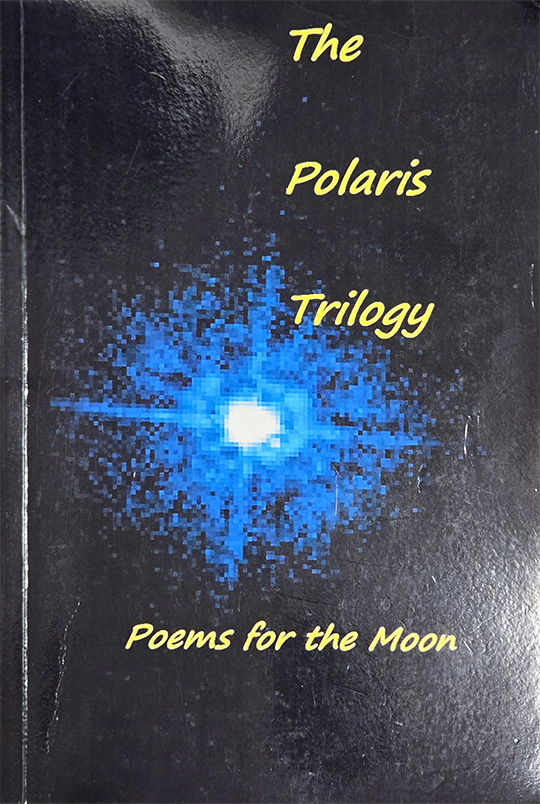 우주선에 실린 시조집 ‘The Polaris Trilogy(북극성 삼부작)’ 표지 사진이다. 검은색 우주를 연상시키는 배경에 가운데 푸른 빛의 별이 그려져 있다. 노란색 필기체로 책의 제목이 영어로 적혀 있다.