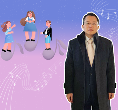 보라색과 분홍색이 그라데이션 되어 있는 배경 위로 왼쪽에 세 개의 큰 음표가 떠 있다. 각각의 음표 위에 노래를 부르고 있는 아이가 그려져 있다. 가운데에는 검은색 코트를 입은 이강산 작곡가 사진이 삽입되어 있다. 이강산 작곡가는 무테안경을 썼고 정면을 바라보며 살짝 미소 짓고 있다. 작곡가 뒤로는 흰색 선으로 그려진 오선지와 음표가 그려져 있다. 