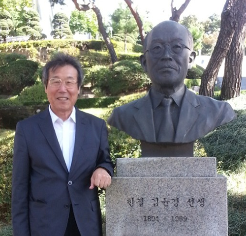 ‘한결 김윤경 선생’ 동상 옆에서 웃고 있는 이대로 대표 사진이다. 이대로 대표는 정장을 입고 있다.