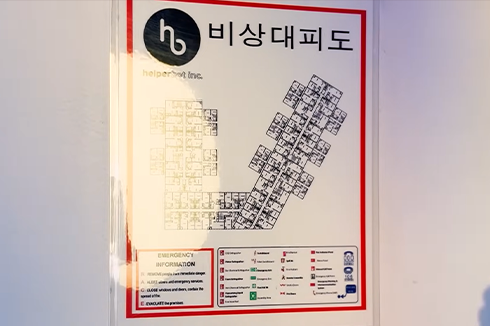 낡은 아파트 속 비상 대피도 사진이다. 상단에 ‘비상대피도’라고 한글로 크게 적혀있고, 그 아래 건물의 비상대피도가 그려져 있다.