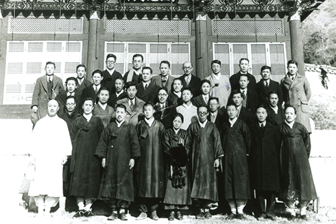 1935년 조선 표준어사정위원회 때의 조선어학회 학자들의 흑백사진이다. 여러 명의 학자가 세 줄로 서서 정면을 응시하고 있다.