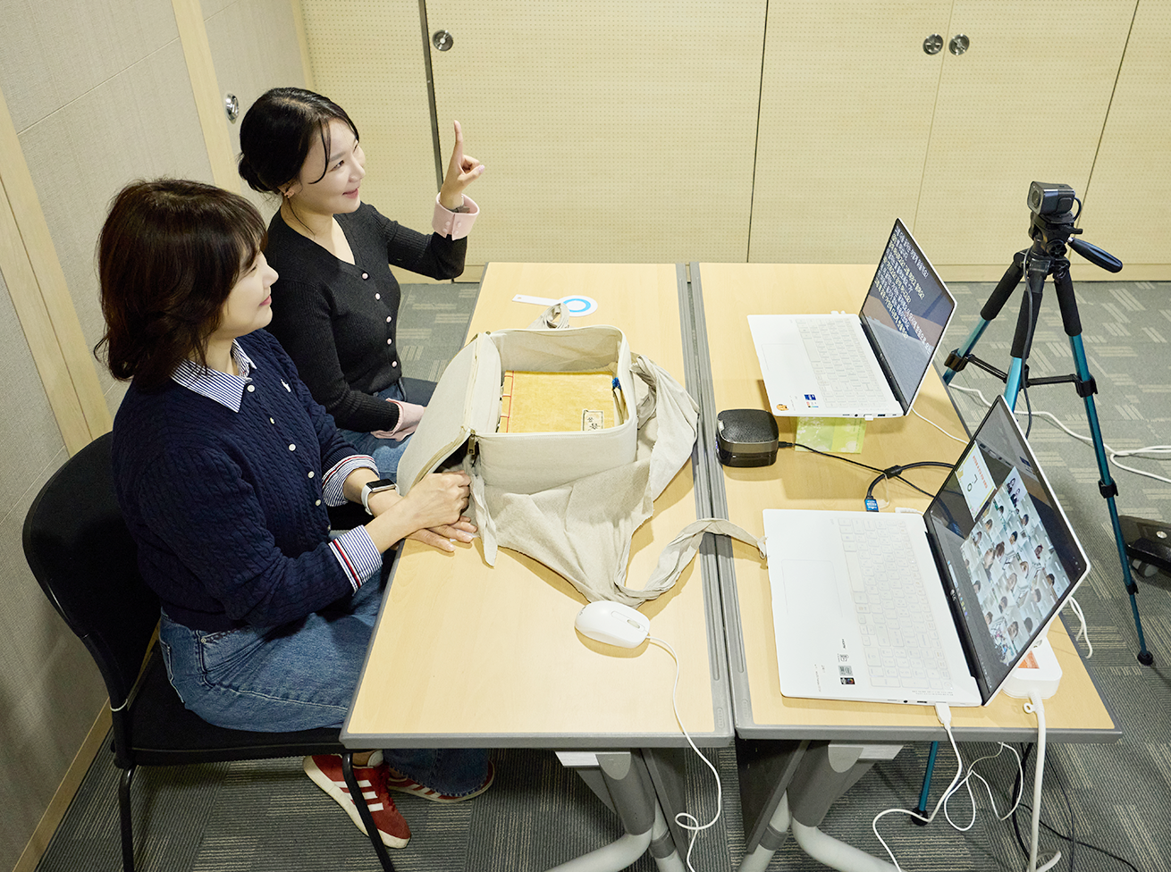 초등학교 연계 원격 및 현장 교육 사진이다. 교사가 노트북과 카메라를 활용해 온라인 수업을 진행하고 있다.