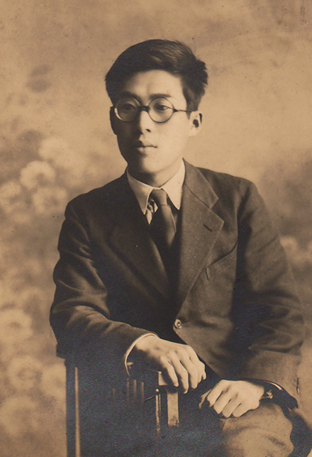 정태병 작가의 사진이다. 오래된 흑백 인물 초상으로, 안경을 쓴 젊은 정태병 작가가 정장을 입고 의자에 앉아 있다. 왼손은 무릎 위에, 오른손은 팔걸이에 올린 채 정면이 아닌 옆을 바라보고 있다.