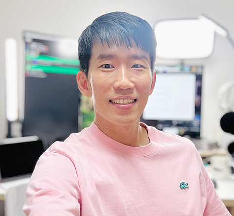 분홍색 상의를 입고 웃고 있는 선현우 대표의 사진이다.