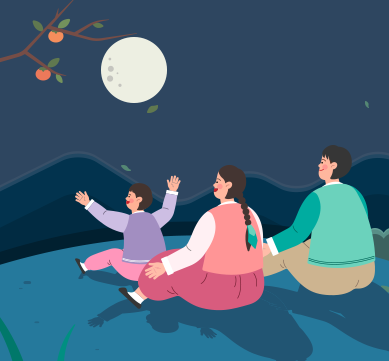 밤하늘에 둥근 보름달이 떠 있고, 왼쪽 위에는 감이 나무에 주렁주렁 매달려 있다. 오른쪽에는 가족으로 보이는 세 사람이 한복을 입고 달을 보며 함께 앉아 있다.