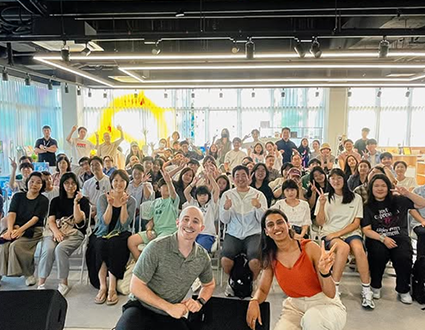 ‘한글문화 확산과 한글산업 발전을 위한 토크 콘서트’에 참석한 타일러와 니디가 청중과 함께 찍은 단체 사진이다.