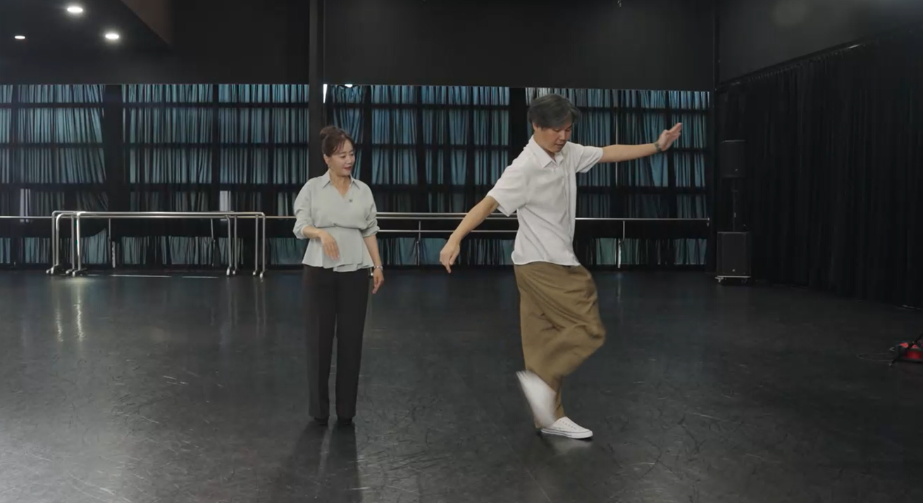 ‘궁금한글’ 이해준 무용가 영상 속 한 장면을 캡처한 사진이다. 베이지색 바지를 입은 이해준 무용가가 무용 시범을 보이고 있다.