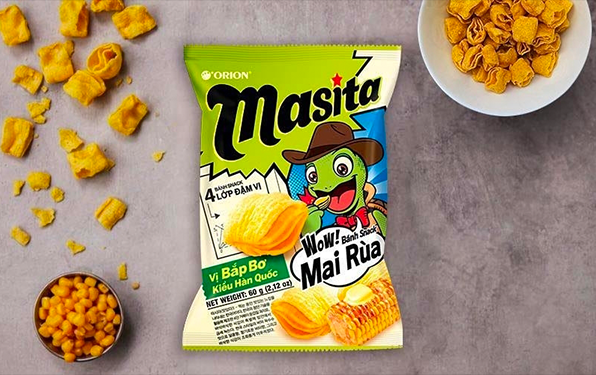 오리온 베트남의 꼬북칩 ‘마시타(Masita)’ 사진이다. 초록색과 흰색이 배경색인 봉지에는 노란색 옥수수맛 꼬북칩 그림과 함께 카우보이 모자를 쓴 거북이 캐릭터가 웃으며 손을 흔들고 있다. 상단에는 ‘Masita’라고 크게 적혀있다.