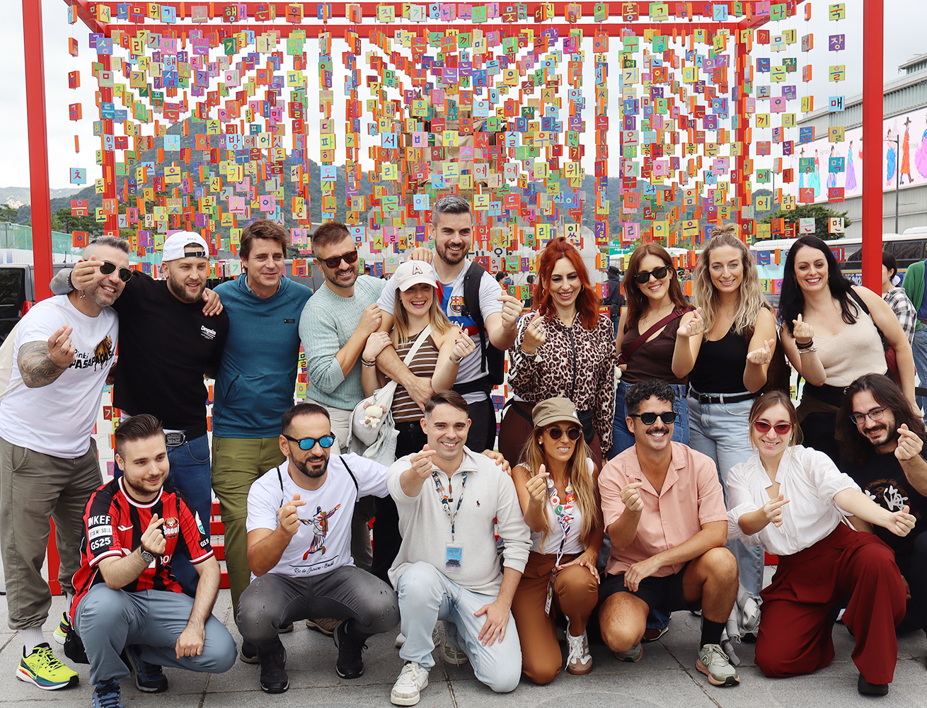 ‘2025 한글문화산업전’ 행사 현장에 찾은 외국인들이 단체 사진을 찍고 있다.