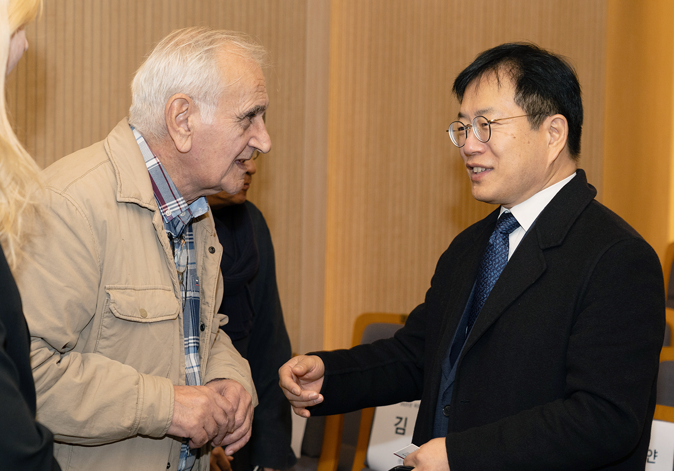 에딕 가부지안과 국립한글박물관 강정원 관장이 마주 보며 인사를 나누고 있다.