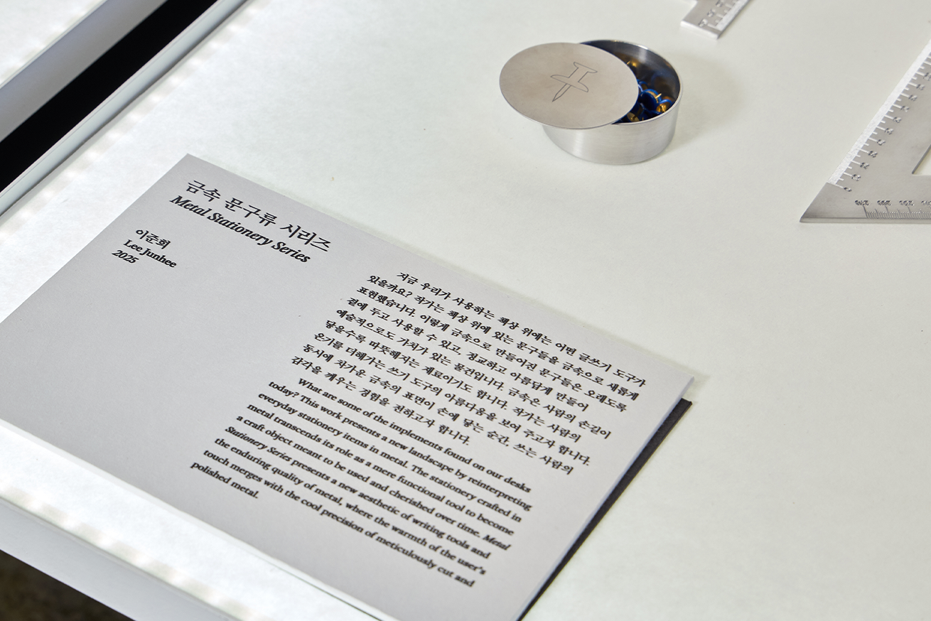 전시 설명 패널 사진이다. 작품에 대한 설명이 읽고 이해하기 쉽게 적혀있다.