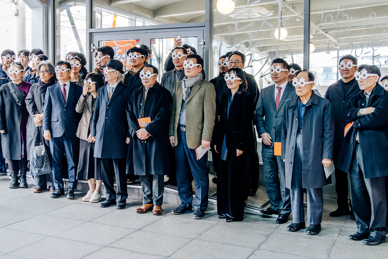 전시 개막식 현장에 참가한 사람들이 ‘히읗’이 그려진 종이 안경을 착용하고 기념사진을 찍고 있다.